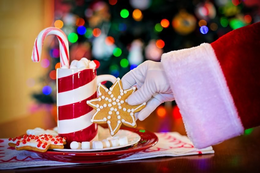SOPARS I DINARS DE NADAL A RESTAURANT ANDREA LA MASSANA ANDORRA. Amb ganes de sopars d’empresa, però mirant el preu amb cura. Els restaurants ja comencen a tenir reserves i detecten moltes ganes de recuperar aquesta cita anual, però l’augment del cost d’alguns productes ha encarit el menú. L’esperit nadalenc - tot i estar a mitjan novembre - es comença a coure ja. Amb ell, les ganes de recuperar una de les cites de la temporada, que l’any passat va haver de ser cancel·lada a darrera hora a causa de la Covid-19. Aquest 2022 hi ha ganes de sopars d’empresa, i els restaurants ja comencen a rebre reserves per al desembre. Malgrat això, també s’ha detectat una important tendència a fixar-se més del que era habitual en els preus. I als establiments no els hi sorprèn, l’augment del cost d’alguns productes els ha obligat a encarir el menú. Altres anys potser hi havia hagut més reserves per sopars d’empresa a aquestes altures del mes de novembre, però les expectatives són bones. A Can Manel, Carles Flinch assegura que “som positius i ja n’hem rebut unes quantes, es noten les ganes de sortir”. També és així als hotels del grup Plaza, on els restaurants ja estan apuntant encomandes, assegura el director, Israel Martínez. A la Borda Raubert també es té alguna que altra, però la propietària, Dolors Pal, assegura que la tendència ha començat a canviar, i que esperen que cap a l’1 de desembre s’animi encara més la cosa. Les reserves no han variat de data respecte a altres anys, Martínez explica que es donen entre el 8 de desembre i previ a la nit de Nadal. “Sempre hi ha alguna empresa que la fa a finals de novembre, però és més per compatibilitat de dates”, assegura. L’antelació, però també s’està començant a deixar enrere, i Flinch afirma que les pròximes setmanes seran clau per poder fer un balanç acurat, però que en cap cas s’espera que sigui negatiu, sinó ben al contrari. Malgrat aquestes ganes per part de les empreses i dels restaurants, aquest any hi ha un hàndicap important. El preu. Tots han estat buscant les millors opcions, i és que la inflació no ha deixat indiferent a cap de les dues parts. D’una banda, Martínez assegura que sí que s’ha preguntat més quan s’ha demanat pels menús. L’augment del cost d’alguns productes específics, com l’ànec, molt utilitzat en aquestes dates, ha assenyalat Pal, ha fet que s’hagi d’incrementar els preus. “Hem intentat que sigui mínim, fem el que podem, però la gent va buscant la millor opció, alguns decidiran no venir aquí, i tindrem altres clients, no passa res”, assenyala Martínez. A més, la tendència a alguns restaurants més petits també ha canviat. Són les empreses de menys volum les que acudeixen a la Borda Raubert i, en moltes ocasions, no fan la reserva com a tal, sinó com a taula convencional. “Eres tu la que es fixa i els identifica com a empresa, però ells no diuen que ho són, demanen de la carta, poden escollir més i els costa més o menys igual”, explica Pal. TEXT PROPIETAT de: https://www.altaveu.com/actualitat/economia/ganes-sopars-empresa-pero-mirant-preu-cura_43694_102.html