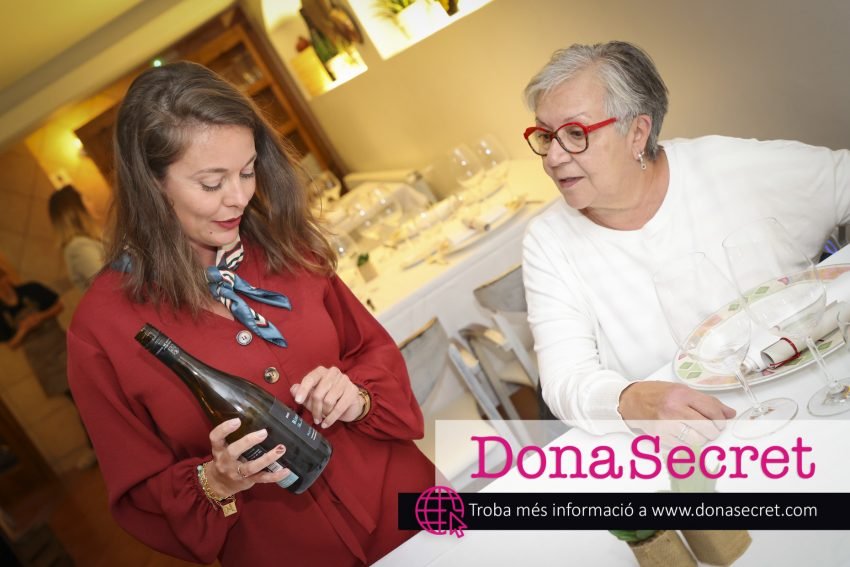De la mà de Cynthia Guillemot, Brand Ambassador del grup Edmond de Rothschild Heritage, i, del sommelier Emmanuel López, que va estar acompanyat de Fàtima Miranda, gestora comercial de Bomar, els assistents es van endinsar en les vinyes d’Edmond de Rothschild Heritage, que els van transportar a diferents racons del planeta, començant per Nova Zelanda, passant per Sud-àfrica,  per acabar gaudint de les aromes del Château Clarke de Bordeaux. La primera referència tastada va ser Rimapere Plot 101 2021, un vi fresc i intensament aromàtic, amb una subtil aroma a llimona i pomelo i notes de codony i pebre verd. Considerat una expressió viva de Sauvignon de Marlborough, per la seva ubicació privilegiada en la prestigiosa zona de Rapaura Road, a Nova Zelanda, el Rimapere és un homenatge a la cultura local i també l’emblema de la família Rothschild. Rimapere Plot 101 és un vi blanc que es pot gaudir com a aperitiu o amb altres tipus d’entrants com ara cebiche de marisc, torró de formatge amb fruits secs i salsa de nabius, una escuma d’alvocats, pernil ibèric o una broqueta de pop gratinada amb allioli setinat, totes preparacions realitzades per l’equip gastronòmic del restaurant Andrea. La crema de bolets, amb pressa ibèrica confitada, es va tastar amb el Rimapere Pinot Noir, un vi de puresa excepcional, que combina una frescor molt agradable amb aromes florals i fruites blanques i grogues. El Rupert &amp; Rothschild Classique 2018 va acompanyar el segon plat de la vetllada, espatlla de xai a baixa temperatura amb timbal d’arròs amb verdures al safrà. Elaborat amb un 61% Merlot, 15% Cabernet Sauvignon, 13% Cabernet Franc, 7% Malbec i 4% Petit Verdot, el Classique 2018 és un dels vins negres sud-africans més apreciats en la seva categoria. L’anyada 2018 és equilibrada i refinada, amb seductors aromes a fruits negres. Tot i que en boca té un cor de fruites fresques amb tanins, de textura sua i molt persistent. L’exclusiva selecció de formatges “La Ferme des 30 Arpents”, es va maridar amb Château Clarke, un vi que, per la seva proximitat de l’Oceà Atlàntic a Bordeaux, aporta al terroir una frescor molt característica que esdevé d’una aromàtica barreja de 70% Merlot i 30% Sauvignon. Al nas, el Château Clarke està ple d’aromes torrades, mentre que en boca és més dens, amb tanins sedosos i delicats. Al llarg de la nit, l’aniversari de dos clients habituals del restaurant no va passar desapercebut, abans de les postres, l’equip d’Andrea els va sorprendre gratament portant-li a taula un pastís per bufar les espelmes, on estaven compartint entre amigues i parelles. El maridatge es va tancar amb la degustació de la pannacotta de mango amb tocs de fruits vermells, que va anar acompanyada de l’excepcional xampany Barons de Rothschild Concordia Brut. Amb aquesta darrera referència, el restaurant Andrea va tancar de manera exitosa el primer maridatge que acull l’establiment de la mà de BOMAR i de la bodega Edmond de Rothschild Heritage, en el qual alguns dels seus clients més privilegiats van poder gaudir d’aquesta enriquidora experiència que els va permetre endinsar-se una mica més en el món del vi i el xampany.