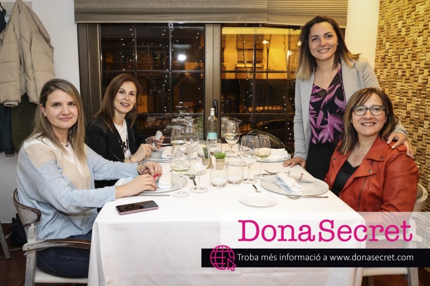 De la mà de Cynthia Guillemot, Brand Ambassador del grup Edmond de Rothschild Heritage, i, del sommelier Emmanuel López, que va estar acompanyat de Fàtima Miranda, gestora comercial de Bomar, els assistents es van endinsar en les vinyes d’Edmond de Rothschild Heritage, que els van transportar a diferents racons del planeta, començant per Nova Zelanda, passant per Sud-àfrica,  per acabar gaudint de les aromes del Château Clarke de Bordeaux. La primera referència tastada va ser Rimapere Plot 101 2021, un vi fresc i intensament aromàtic, amb una subtil aroma a llimona i pomelo i notes de codony i pebre verd. Considerat una expressió viva de Sauvignon de Marlborough, per la seva ubicació privilegiada en la prestigiosa zona de Rapaura Road, a Nova Zelanda, el Rimapere és un homenatge a la cultura local i també l’emblema de la família Rothschild. Rimapere Plot 101 és un vi blanc que es pot gaudir com a aperitiu o amb altres tipus d’entrants com ara cebiche de marisc, torró de formatge amb fruits secs i salsa de nabius, una escuma d’alvocats, pernil ibèric o una broqueta de pop gratinada amb allioli setinat, totes preparacions realitzades per l’equip gastronòmic del restaurant Andrea. La crema de bolets, amb pressa ibèrica confitada, es va tastar amb el Rimapere Pinot Noir, un vi de puresa excepcional, que combina una frescor molt agradable amb aromes florals i fruites blanques i grogues. El Rupert &amp; Rothschild Classique 2018 va acompanyar el segon plat de la vetllada, espatlla de xai a baixa temperatura amb timbal d’arròs amb verdures al safrà. Elaborat amb un 61% Merlot, 15% Cabernet Sauvignon, 13% Cabernet Franc, 7% Malbec i 4% Petit Verdot, el Classique 2018 és un dels vins negres sud-africans més apreciats en la seva categoria. L’anyada 2018 és equilibrada i refinada, amb seductors aromes a fruits negres. Tot i que en boca té un cor de fruites fresques amb tanins, de textura sua i molt persistent. L’exclusiva selecció de formatges “La Ferme des 30 Arpents”, es va maridar amb Château Clarke, un vi que, per la seva proximitat de l’Oceà Atlàntic a Bordeaux, aporta al terroir una frescor molt característica que esdevé d’una aromàtica barreja de 70% Merlot i 30% Sauvignon. Al nas, el Château Clarke està ple d’aromes torrades, mentre que en boca és més dens, amb tanins sedosos i delicats. Al llarg de la nit, l’aniversari de dos clients habituals del restaurant no va passar desapercebut, abans de les postres, l’equip d’Andrea els va sorprendre gratament portant-li a taula un pastís per bufar les espelmes, on estaven compartint entre amigues i parelles. El maridatge es va tancar amb la degustació de la pannacotta de mango amb tocs de fruits vermells, que va anar acompanyada de l’excepcional xampany Barons de Rothschild Concordia Brut. Amb aquesta darrera referència, el restaurant Andrea va tancar de manera exitosa el primer maridatge que acull l’establiment de la mà de BOMAR i de la bodega Edmond de Rothschild Heritage, en el qual alguns dels seus clients més privilegiats van poder gaudir d’aquesta enriquidora experiència que els va permetre endinsar-se una mica més en el món del vi i el xampany.