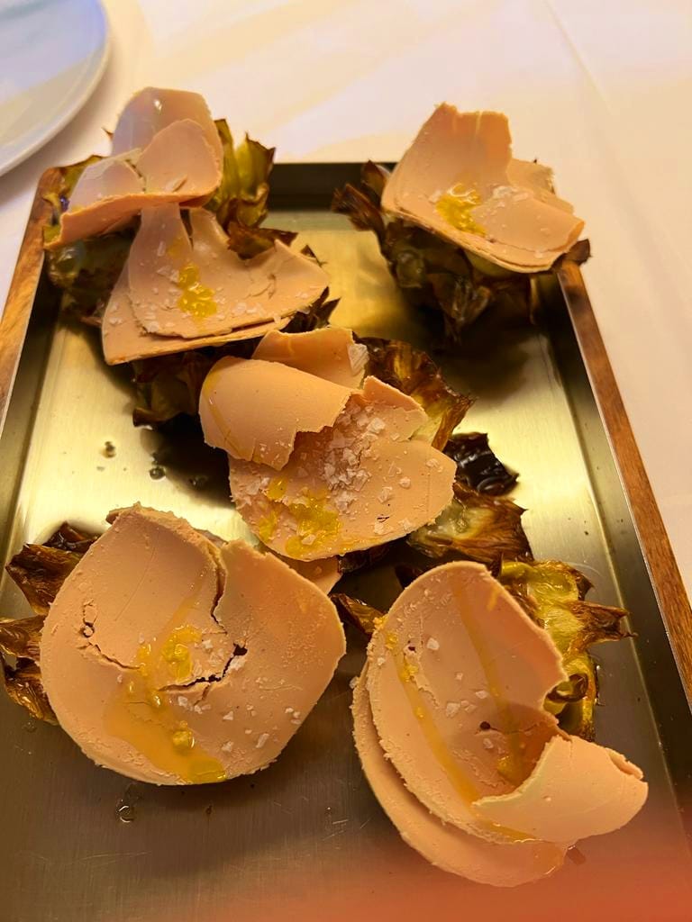 Avui a Andrea Restaurant us recomanem les nostres carxofes confitades amb foie, una de les nostres especialitats de la casa. No esperis més per reserva la teva taula i viure l'autèntica experiència d'Andrea Restaurant.
