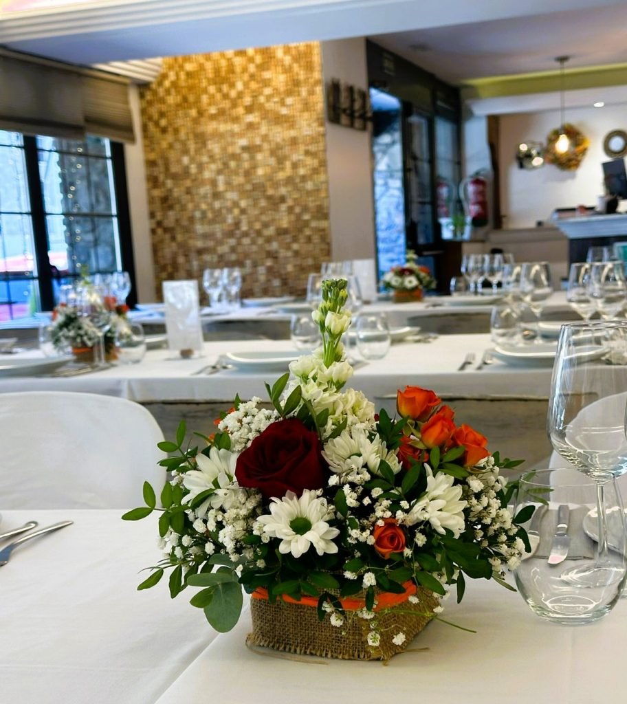 A Restaurant Andrea fem tota classe d'aniversaris, aniversaris de noces, noces de plata o noces d'or. Demana'ns el que vulguis, des dels tradicionals menús per banquets de casament o comunions, o qualsevol proposta més informal, com la de xef privat a una borda o dinars i sopar tipus brunch o lunch.