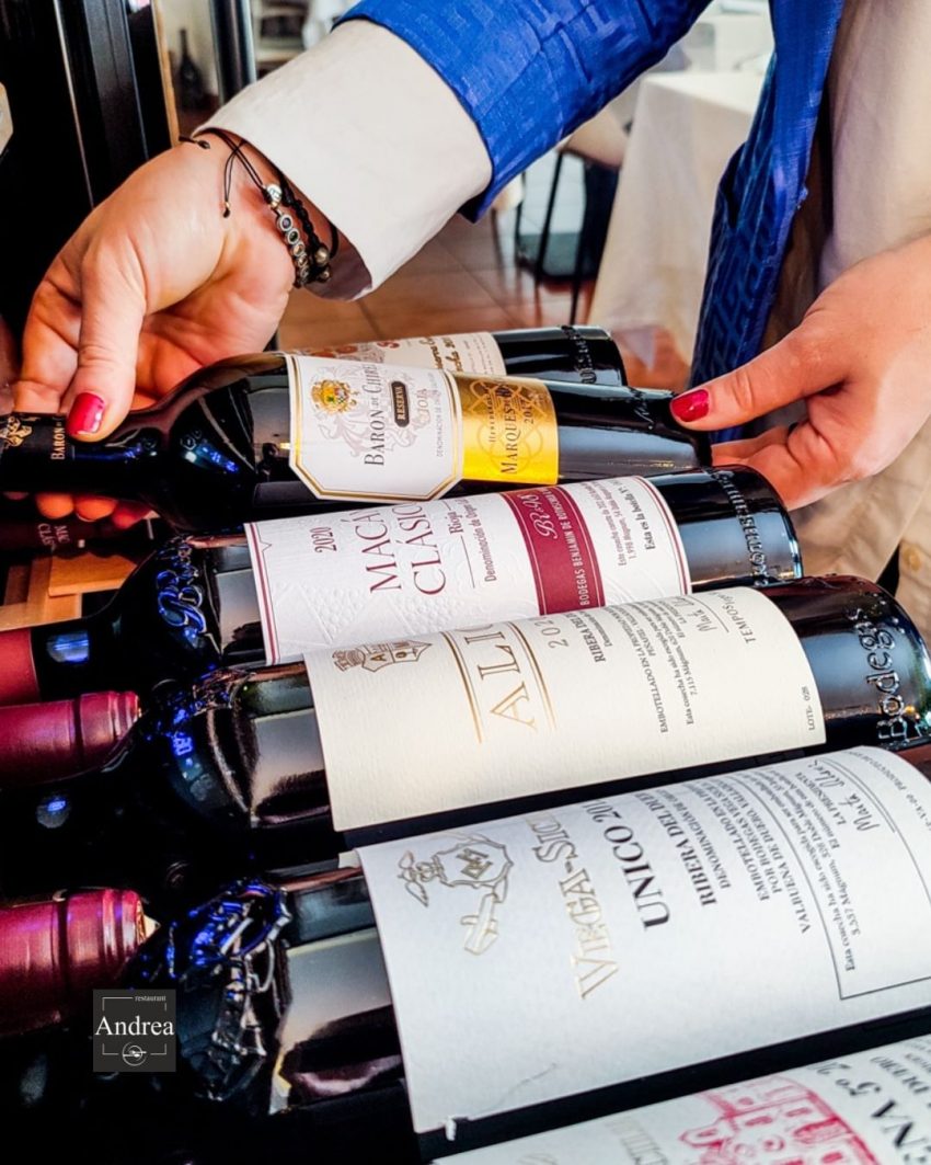 Descobreix el nostre extens celler de vins perfecte per acompanyar els nostres exquisits plats al Restaurant Andrea. Des dels vins i champagnes més famosos de França fins als més robustos de Catalunya i Espanya com el Montsant o el Priorat. Tenim la selecció ideal per complementar cada plat. Deixa que l'Andrea et guiï cap a l'experiència perfecta i exclusiva d'un maridatge únic. 🍷✨ ☎ +376 847 700 📍 C/ Costes de Teixidó, 4 La Massana #instagram #andorra #restaurant #foodie #km0 #montsant #priorat #champagne #cava #rioja #riberdelduero #xeres #sherry