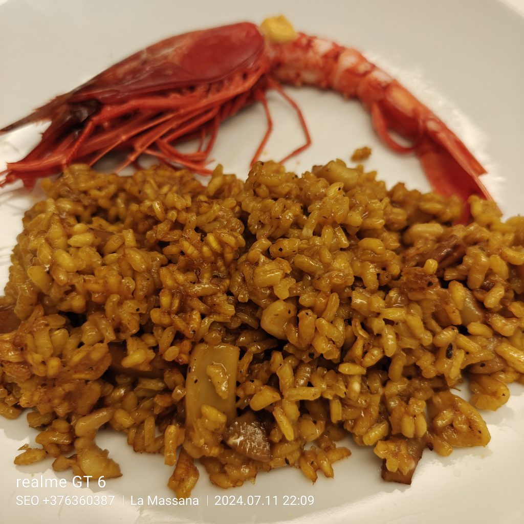 Sens dubte! A més del pastís de formatge, et recomano que tastis altres especialitats del Restaurant Andrea. Algunes opcions podrien ser: Arrossos: Si t’agrada el menjar amb sabor i textura, tasta un dels nostres arrossos. Arròs de "carabineros", paella, arròs negre o altres varietats. Peix i Marisc: Si ets amant del marisc, demana alguna opció fresca del dia. Acostumem a tenir una gran varietat de peixos i mariscs del dia de les millors llotges d'Espanya. Carn a la Brasa: Si prefereixes plats més substanciosos, pregunta per les nostres carns a la brasa amb 60 dies de maduració. Un filet o una costella ben cuinada podrien ser una excel·lent elecció. Postres: A més del pastís de formatge, tenim altres postres delicioses. Pregunta al cambrer per les opcions disponibles. Recorda que les recomanacions poden variar segons la temporada i el que estigui disponible en aquest moment, a Restaurant Andrea tot és fresc i del dia, llavors s'acaba. Bon profit! 🍽️👌
