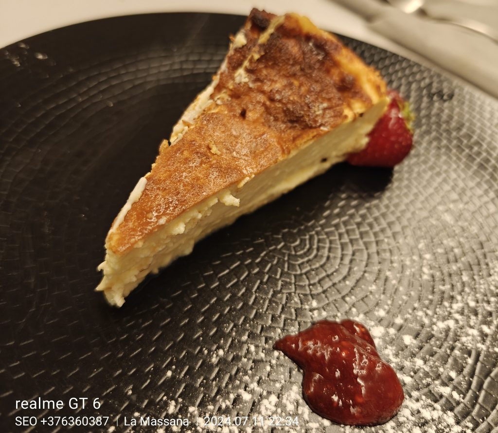 A Restaurant Andrea Andorra a La Massana del 8 al 30 de novembre podreu gaudir del nostre Menú Andorra a Taula, alguns dels més destacats restaurants tradicionals del Principat presentaran les seves propostes culinàries de tardor en la 18a edició de les jornades Andorra a Taula. Tornem amb les jornades culinàries Andorra a Taula, aquesta vegada amb 35 restauradors els menús degustació dels quals exploren la riquesa gastronòmica del Principat, tant en productes i sabors com en propostes de xefs. Els menús oscil·len entre els 35 i els 65 euros, inclouen aperitiu, primer i segon plat (alguns també tercer i quart) i postres, i tots es poden gaudir al costat d'una Estrella Damm i una Inedit. Com ja és habitual, els xefs han elaborat els menús amb el millor producte estacional i de proximitat, de manera que es podran degustar delicioses propostes que incorporen ingredients autòctons i de tardor, com la donja, el moniato o els bolets de temporada. Consulta tots els restaurants participants en el desplegable i atreveix-te a descobrir els sabors d'Andorra.Restaurant Andrea a La Massana és conegut pel seu pastís de formatge excepcional. Amb una textura cremosa i un sabor inigualable, ha estat considerat el millor d’Andorra1. Si tens l’oportunitat, et recomano que el provis. 