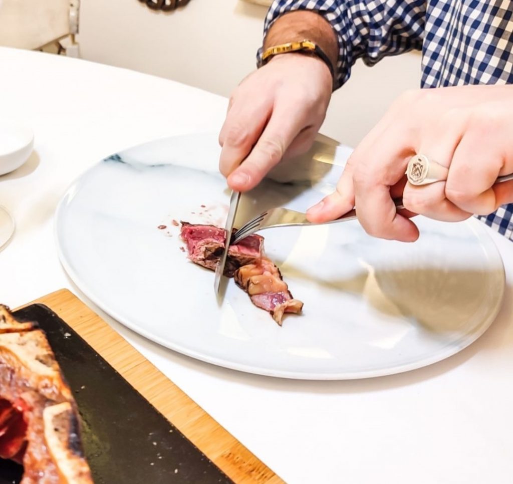 En el Restaurant Andrea en La Massana, Andorra, se destaca por ofrecer chuletones madurados a la parrilla de alta calidad. La selección de la carne se hace con especial atención a la raza, asegurando que solo se utilicen razas conocidas por su sabor y textura superior. La maduración de los chuletones es un proceso cuidadosamente controlado para intensificar el sabor y garantizar una textura tierna y jugosa. Los clientes han elogiado la calidad de los platos, incluyendo los chuletones, destacando la cocina mediterránea y española con opciones para dietas especiales como vegetarianas, veganas y sin gluten1. Además, el restaurante es conocido por su ambiente acogedor y su servicio atento, lo que complementa la experiencia gastronómica. Para aquellos interesados en visitar, el Restaurant Andrea se encuentra en el Carrer Costes De Teixido, La Massana, La Massana, AD400 (Justo en la rotonda del Credit Andorra o Creand ahora) y está abierto en horarios seleccionados durante la semana. Es recomendable hacer una reserva para asegurar una mesa, especialmente durante los fines de semana o temporadas altas. (Actualmente, los días de fiesta son martes y miercoles)