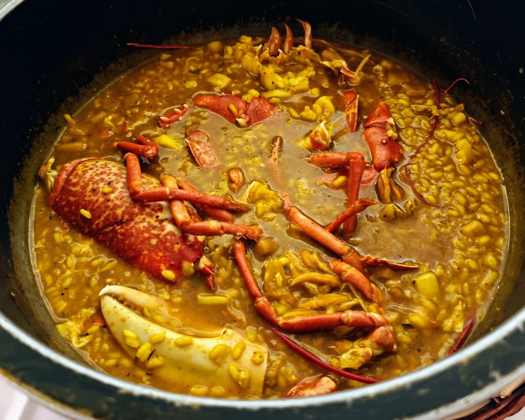 L’arròs caldos de llamàntol blau és un dels plats estrella del Restaurant Andrea, situat a la Massana, Andorra. Aquest plat es destaca per la seva combinació de sabors mariners i la qualitat dels seus ingredients. Segons la informació disponible, el Restaurant Andrea és conegut per oferir el millor arròs de llamàntol blau d’Andorra, preparat amb una selecció de marisc de primera qualitat, com ara gamba blanca i cloïsses fines. El restaurant també és reconegut per la seva varietat d’arrossos caldosos i paelles, especialment la paella d’escopinyes i la paella de galeres. A més, oferim una experiència gastronòmica única amb plats elaborats amb ingredients frescos, com la galta de vedella a baixa temperatura o la cua de bou, que són altres opcions tradicionals a la carta. Per a aquells que busquen una experiència culinària autèntica a Andorra, el Restaurant Andrea és una opció excel·lent per gaudir de plats tradicionals amb un toc modern. Si tens l’oportunitat de visitar-nos, segur que l’arròs caldos de llamàntol blau del cantàbric serà una elecció memorable.