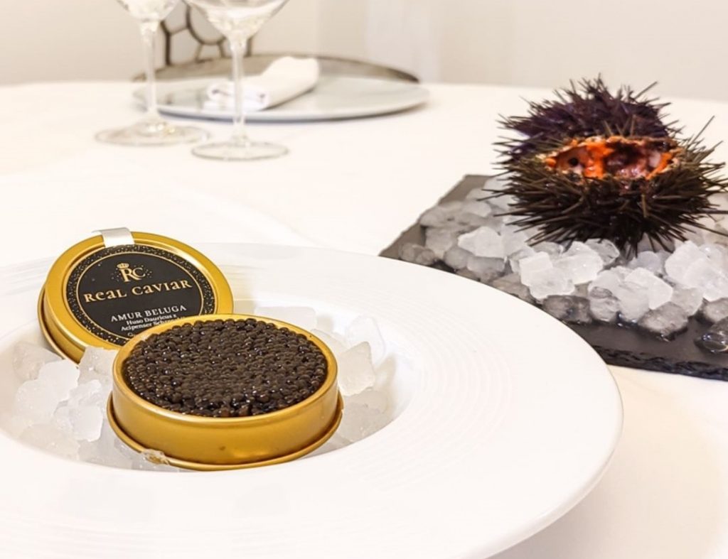 A Restaurant Andrea utilitzem Real Caviar Amur Beluga. Amur és el riu on hi ha l'esturió que ens dona els millors ous de caviar o freses de Caviar de Beluga.