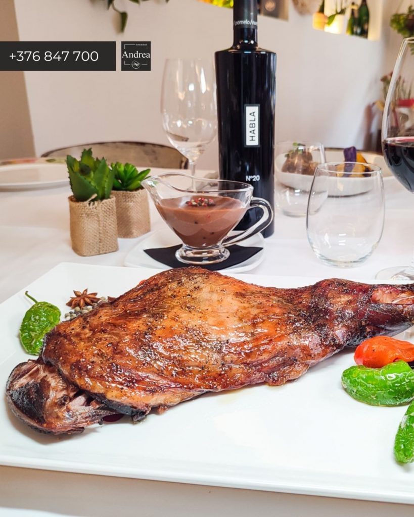 L’espatlla de xai al forn és un plat clàssic i molt apreciat a Andorra, especialment al Restaurant Andrea a La Massana. Andrea restaurant es destaca per oferir cuina mediterrània i espanyola, també amb opcions vegetarianes, veganes i sense gluten.  Per a una espatlla de xai al forn tradicional, els ingredients típics inclouen una espatlla de xai, patates, cebes, pebrots verds, alls, vi ranci, brou de carn, i herbes com llorer, romaní i farigola. La preparació sol implicar una cocció lenta al forn, cosa que fa que la carn sigui tendra i plena de sabor. Si vols experimentar amb aquest plat a casa, hi ha diverses receptes disponibles en línia que poden servir d’inspiració. El Restaurant Andrea també és conegut per la seva àmplia selecció de vins, que poden ser el complement perfecte per acompanyar aquest plat ric i saborós. Si tens l’oportunitat de visitar, segur que serà una experiència gastronòmica memorable. 