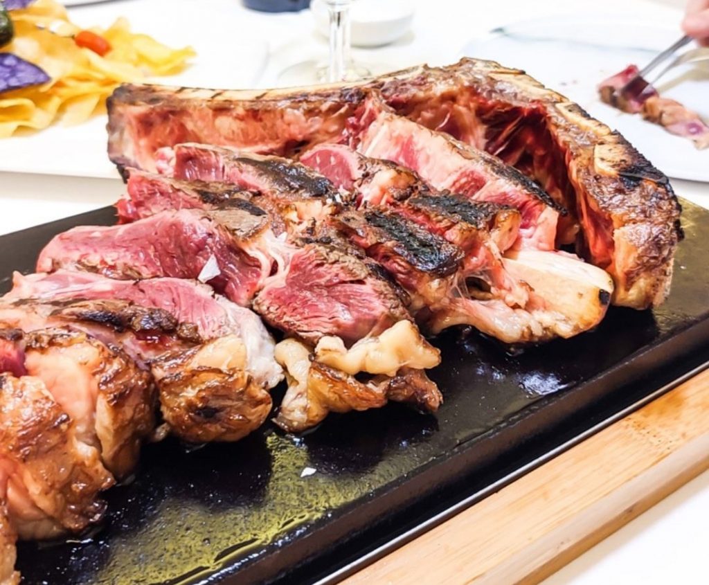 Chuletones madurados a la parrilla de alta calidad solo se utilizmos razas conocidas por su sabor y textura superior con el marmoleo adecuado.