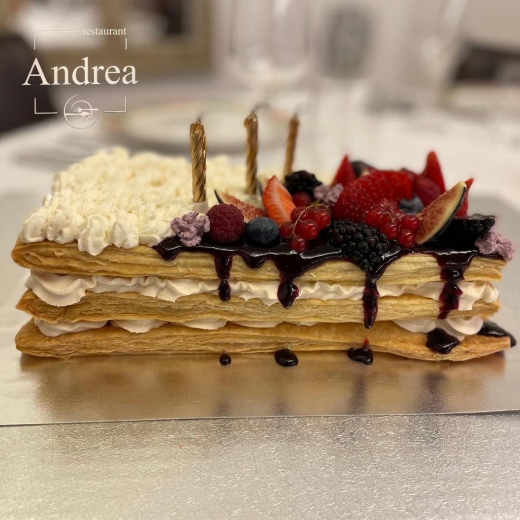 Les Mil fulles de nata amb formatge Mascarpone i fruites del bosc del Restaurant Andrea a la Massana són unes postres que combinen textures i sabors de manera exquisida. Aquestes postres consisteixen en capes fines i cruixents de pasta de full, intercalades amb una crema suau de nata i formatge Mascarpone.