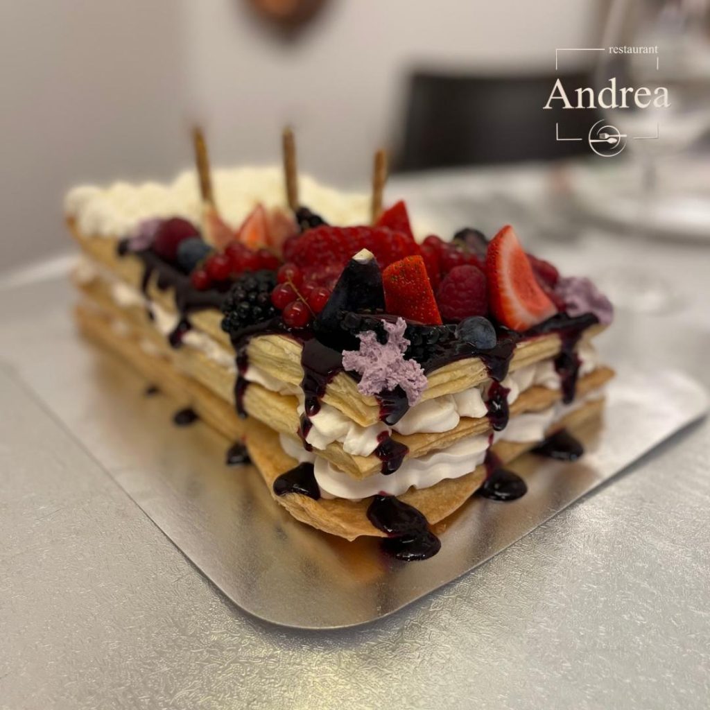 Mil fulles de nata amb formatge Mascarpone i fruites del bosc del Restaurant Andrea