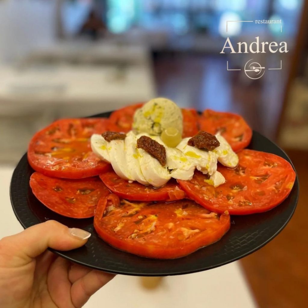Amanida de Tomàquet Barbastre amb Burrata, tomàquet deshidratat i gelat d'alfàbrega 🍨