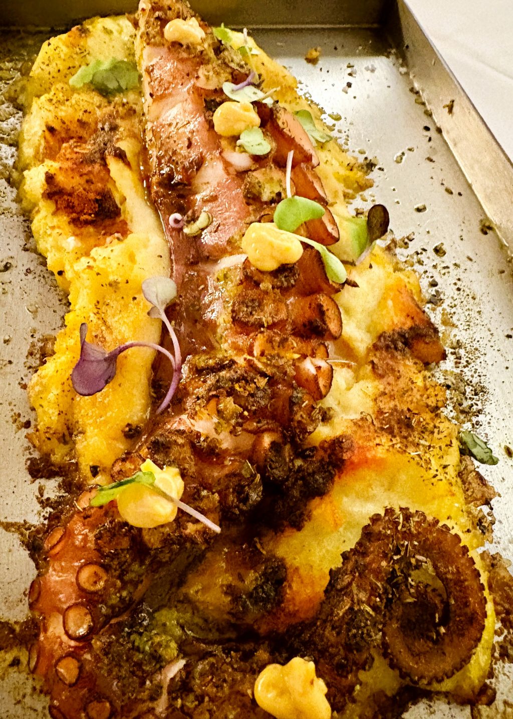 Restaurant Andrea: Un racó gastronòmic a la Massana Benvinguts al Restaurant Andrea, un oasi culinari situat al cor de la Massana, on la passió per la gastronomia es fusiona amb la calidesa d'un ambient acollidor. La nostra cuina es caracteritza per la utilització de productes frescos i de temporada, amb un toc creatiu que delecta els paladars més exigents. Especialitats que enamoren: Arrossos melosos: Els nostres arrossos, cuinats amb un brou casolà i ingredients de primera qualitat, són una veritable explosió de sabor. Des del clàssic arròs de muntanya fins a les variants més innovadores amb marisc, cada cullerada és un plaer. Carn a la brasa: Els amants de la carn trobaran a la nostra carta una àmplia selecció de peces selectes, cuinades a la brasa per realçar el seu sabor i tendresa. El nostre "chuletón" de vaca vella és un dels plats més apreciats pels nostres clients. Peixos i mariscos: La frescor del mar arriba a la nostra taula amb una varietat de peixos i mariscos de temporada. Les nostres elaboracions respecten la qualitat del producte, oferint plats lleugers i saborosos. Postres casolanes: Per finalitzar l'àpat amb un toc dolç, us proposem una selecció de postres elaborades amb ingredients naturals i un toc de creativitat. El nostre pastís de xocolata casolà és un dels favorits dels nostres comensals. El que més agrada a la nostra clientela: L'ambient familiar i acollidor del nostre restaurant, ideal per gaudir d'un àpat relaxat amb amics o familiars. La qualitat dels nostres productes i la cura en la seva elaboració, que garanteixen una experiència gastronòmica inoblidable. El tracte proper i professional del nostre equip, sempre atent a les necessitats dels nostres clients. Us convidem a visitar el Restaurant Andrea i a descobrir els sabors autèntics de la nostra cuina. Estem segurs que us sentireu com a casa! Espero que aquest text sigui útil per al Restaurant Andrea. RESTAURANTANDREAANDORRA noviembre 22, 2024 Pop a la gallega a l’estil de l’Andrea amb Base de cremós de Patates al Restaurant Andrea! 🥔🔥 Vine al Restaurant Andrea i gaudeix del nostre Pop a la gallega amb una base de cremós de patates, un plat que combina la tendresa del pop cuinat a Andrea amb la suavitat i el sabor del cremós de patates. Un autèntic plaer per als teus sentits! 🍽️ #RestaurantAndrea #PopALaBrasa #CuinaDeQualitat #Andrea #GastronomiaAndorrana #PlatsDeliciosos #MenjarDeLux #AndorraLaVella #CuinaMediterrània #SaborAutèntic #PlatsExquisits #ExperiènciaGastronòmica Restaurant Andrea! 😊🐙🔥🥔