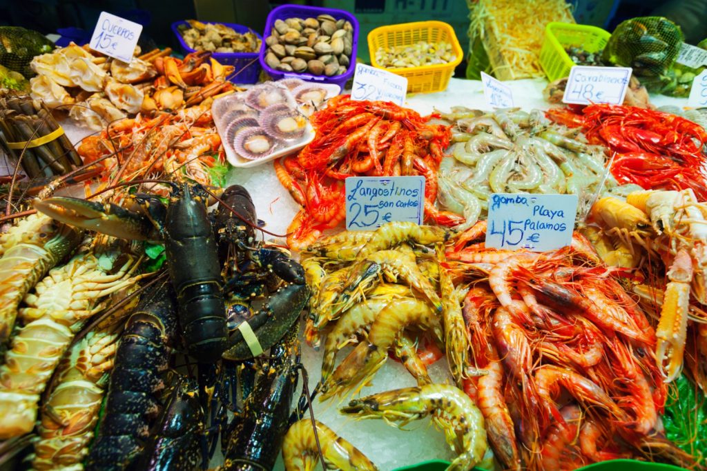 Avui presentem el nostre exquisit risotto de calamar i gamba vermella, una fusió de sabors marins que no et deixarà indiferent. 🌊🍚