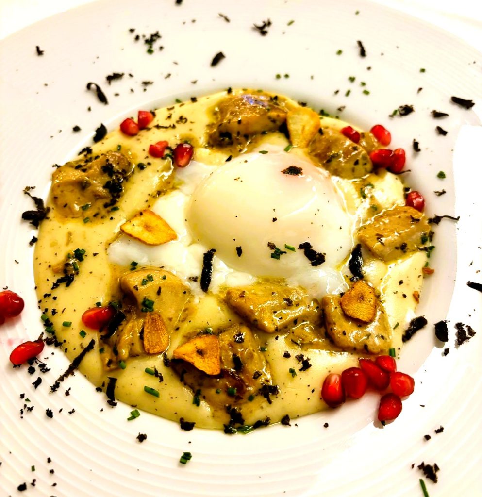 Ou "poche" de gallines de pages amb parmentier de patata andorrana amb tòfona (trufa) negra.