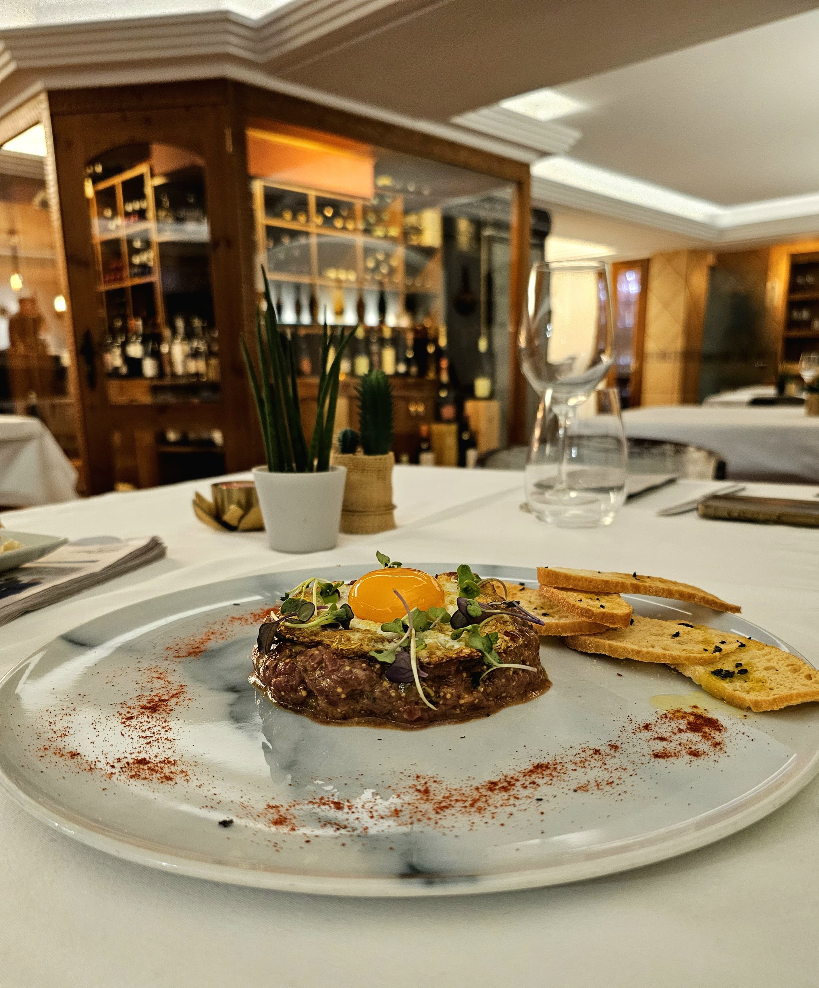 STEAK TÀRTAR, EL PLAER EN ESTAT PUR. El nostre Steak Tàrtar una experiència que sedueix el paladar.