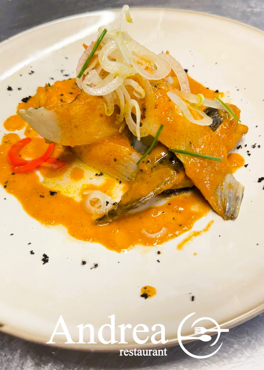 🍽️✨ RESTAURANT ANDREA. SABORS GASTRONÒMICS QUE DEIXEN EMPREMTA A LA MASSANA. Al cor de La Massana, el Restaurant Andrea és sinònim de cuina amb caràcter, producte fresc i receptes que connecten amb la terra i el mar. 🌊 Turbot a la marinera – Un plat delicat i intens, cuinat amb el millor peix fresc i una salsa que evoca la brisa del Cantàbric. 🍳 Carxofa amb ou cruixent sobre parmentier trufat – Una combinació sorprenent de textures i aromes que et farà salivar des de la primera mossegada. 🔥 A més, som especialistes en: – Arrossos caldosos i paelles de marisc – Mariscades i graellades de peix fresc – Carns a la brasa madurades de les millors races a la brasa – Postres artesans i vins seleccionats. 📍 Ens trobaràs a Carrer Costes de Teixidó, 4, a dos passos del Comú de La Massana. 📲 Reserva taula i descobreix per què Andrea és una referència gastronòmica a les Valls del Nord. #RestaurantAndrea #LaMassanaGastronòmica #TurbotAMarinera #CarxofaAmbOu #ParmentierTrufat #ArrossosDeMarisc #MariscadaAndrea #CuinaDeMercat #CarnsALaBrasa #PaellaAndorra #GastronomiaAndorrana #FoodieAndorra #RestaurantsAmbEncant #AndreaMoments #MenjarComCal #CuinaAutèntica #SaborsDeLaMassana #PostresCasolanes #VinsSeleccionats #ReservaAndrea #CuinaDeTemporada #MariasqueriadAndorra