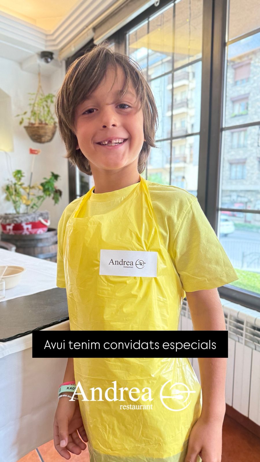 Avui a Restaurant Andrea tenim convidats especials 👨‍🍳✨ Petits grans xefs a la Massana 🐟 Quin plaer ha estat compartir una jornada tan especial amb els infants de @esplailamassana, que han vingut al nostre restaurant per aprendre a preparar un tàrtar de salmó salvatge! Amb curiositat, il·lusió i molt bon gust, han descobert els secrets d’un plat fresc, saludable i ple de sabor. Veure com gaudeixen de la cuina i s’inspiren entre fogons és, sens dubte, una de les millors recompenses. 🙏 Gràcies a @esplailamassana per comptar amb la nostra col·laboració. Apostem per una gastronomia que educa, uneix i emociona. #TàrtarDeSalmó #PetitsXefs #LaMassana #EsplaiLaMassana #CuinaAmbValors #GastronomiaEducativa #RestaurantAmbCor #AndorraGastronòmica #CuinaSaludable #AprendreCuinant #MomentsQueInspiren
