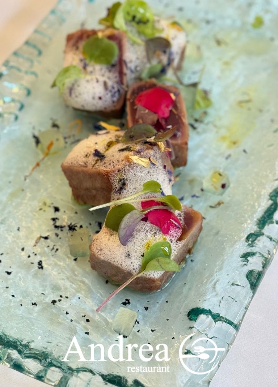 🍸🐟 Quan la mar es troba amb la fruita i l’aire cítric... Al Restaurant Andrea, et presentem una creació que sedueix tots els sentits: 🔹 Daus de tonyina vermella “Balfegó” procedent del Delta de l’Ebre  — frescor i textura sublim 🔹 Poma Pink Lady amb Martini blanc — dolçor, acidesa i un toc d’audàcia 🔹 Aire de cítrics — una carícia etèria que eleva cada mossegada al màxim un cop al paladar. Una combinació que parla de contrastos, equilibri i emoció. Ideal per començar una vetllada amb estil o per deixar-se sorprendre en un menú degustació. 📍 A la Massana, Andrea és sinònim de cuina viva, creativa i plena de matisos. Reserva i vine a descobrir el gust de l’alta cuina amb ànima. #RestaurantAndrea #TonyinaBalfegó #PinkLady #MartiniBlanc #IreDeCítrics #AltaCuinaAndorra #GastronomiaCreativa #MassanaGourmet #PlatsAmbÀnima #AndreaMoments