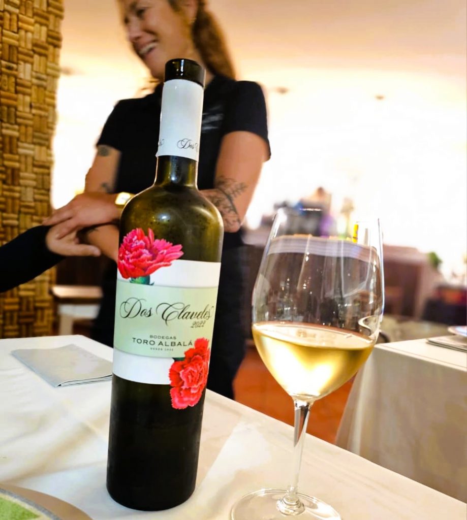 RESTAURANT ANDREA en la MASSANA. VINO BLANCO: DOS CLÁVELES BODEGAS TORO ALBALÁ. Un blanco que conquista desde el primer sorbo.