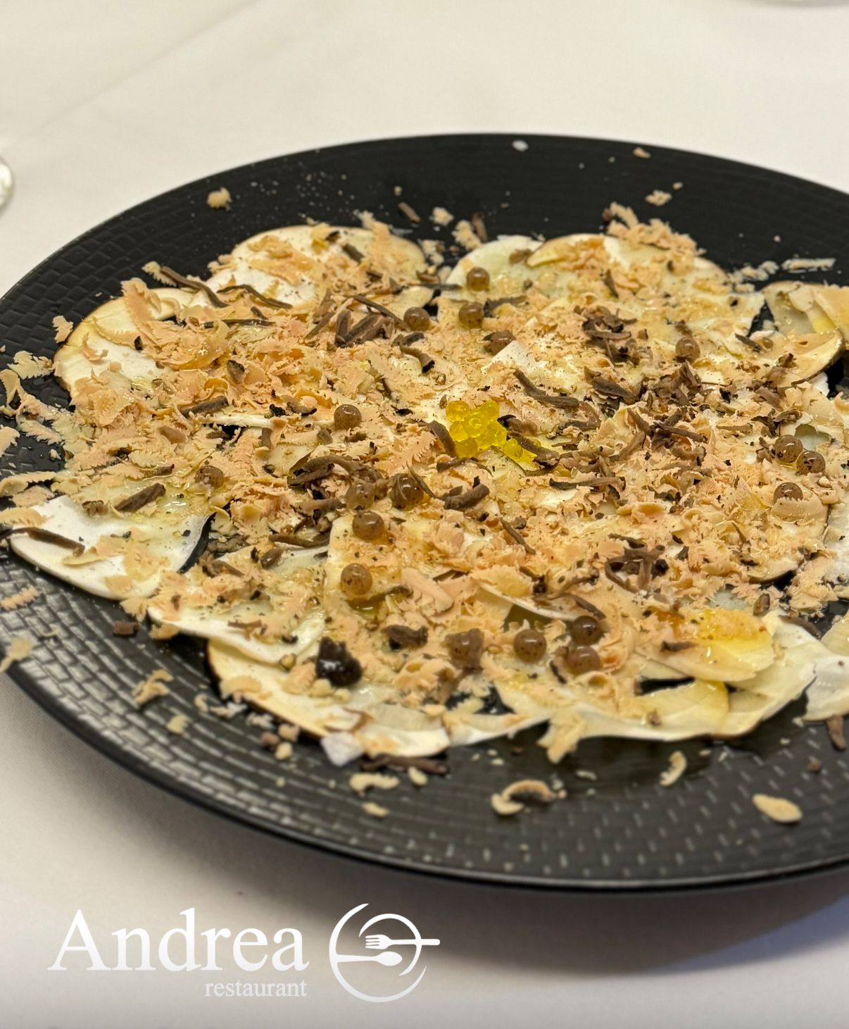 Restaurant ANDREA A LA MASSANA 🍄✨ Sabors de tardor amb essència gurmet Al Restaurant Andrea et convidem a gaudir d’un plat que combina tradició i alta gastronomia de tardor: Ceps frescos sobre una base cremosa de parmentier, coronats amb pernil ibèric de gla fumat.👉 Un contrast perfecte entre la suavitat de la trumfa d’Andorra, la intensitat dels ceps i el toc únic del pernil ibèric, que converteix cada mos en una experiència gastronòmica inoblidable. 📍 Vine a La Massana i descobreix per què la nostra cuina és sinònim de passió i autenticitat. #RestaurantAndrea #LaMassana #AndorraGastronòmica #Ceps #Parmentier #pernillberic #SaborsDeTardor #FoodieAndorra #ExperiènciaGurmetA La Massana, el Restaurant Andrea et convida a descobrir una joia de la cuina de muntanya: el carpaccio de ceps amb foie. Una combinació delicada i intensa, on els ceps laminats revelen tot el seu aroma, i el foie aporta una textura suau