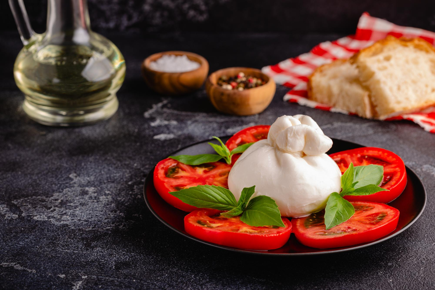 Amanida de burrata amb pesto i cruixent de parmesà 🍅🍃 Restaurant ANDREA ANDORRA 🥗✨ Frescor, sabor i estil al plat ✨🥗
