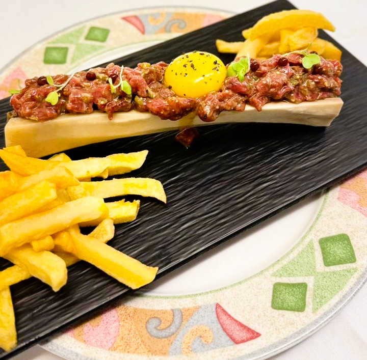 Steak tàrtar de carn. Un plat clàssic elaborat amb carn de vedella picada finament, amanida amb espècies, mostassa i tàperes, i servida amb rovell d’ou per donar-li un gust intens i refinat. Restaurant Marisqueria Andrea a La Massana🥩✨ El nostre Steak Tàrtar: una obra mestra de sabor ✨🥩I recordeu a partir del 8 de novembre el millor menú d’Andorra a Taula 2025 el trobareu a Restaurant Andrea. Al Restaurant Andrea cuidem cada detall perquè cada plat sigui una experiència única. El nostre Steak tàrtar és un dels grans protagonistes: carn de primera qualitat, tallada i amanida amb la màxima cura, per oferir un sabor intens i refinat que enamora des de la primera queixalada. Però l’experiència no acaba aquí… 🍚 Arrossos prèmium: elaborats amb productes de proximitat i receptes que eleven la tradició a un nivell superior. 🍰 Postres casolanes: dolços que tanquen l’àpat amb la calidesa de la cuina feta amb amor. 🧀 I, per descomptat, el nostre emblemàtic pastís de formatge, reconegut amb premis gastronòmics, que ja s’ha convertit en un clàssic imprescindible. Vine a descobrir per què al Restaurant Andrea cada àpat és molt més que menjar: és un record per al paladar i per als sentiments. #RestaurantAndrea #SteakTàrtar #ArrossosPremium