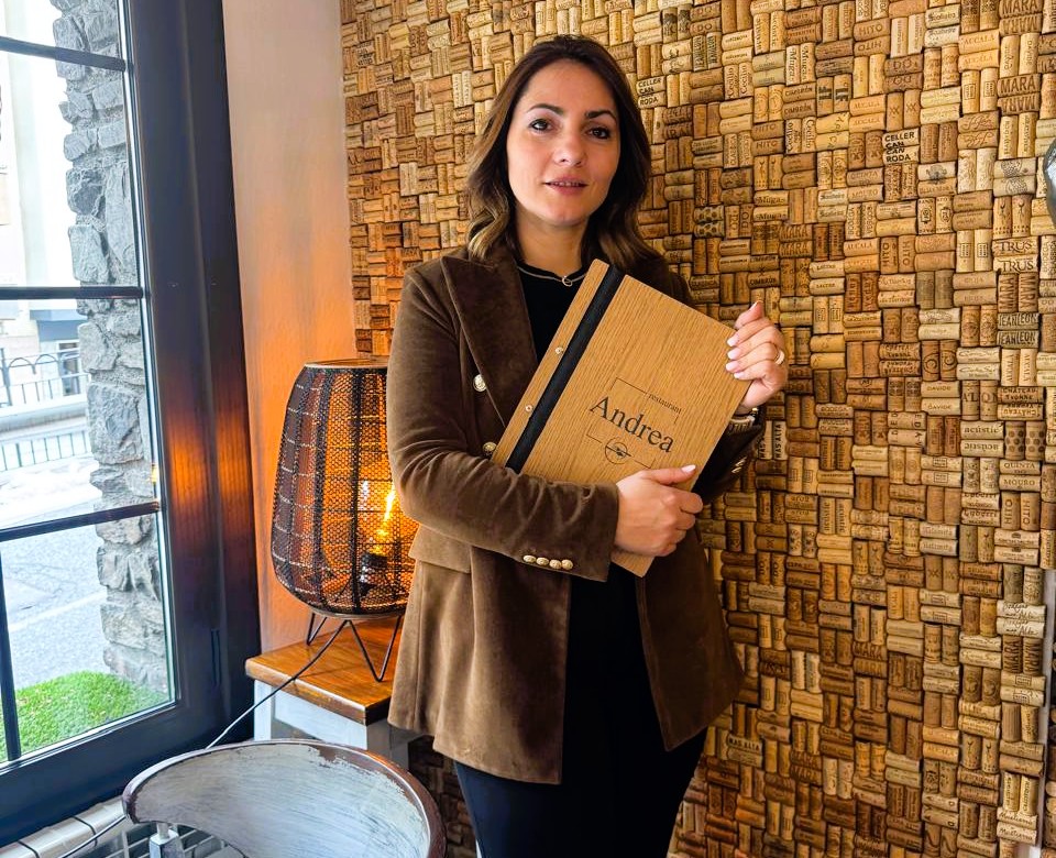 El Dia del Pare també se celebra al voltant de la taula 🍷. Et recomanem tres vins excepcionals per brindar per ell i convertir aquest moment en un record inoblidable: * Les Terrasses del Priorat – DOQ Priorat. Intens, elegant i ple de caràcter. * La Rioja Alta Gran Reserva 904 Selecció Especial 2015 – un clàssic extraordinari que no falla mai. * Valbuena 5è 2020 – de la prestigiosa DO Ribera del Duero, pura excel·lència a cada copa. Tres grans vins per celebrar els grans pares. Aconsegueix-los aquí, a Pyrénées Andorra. @restaurantandreaandorra ❤️🍷 #andorra #pyrénées #pyrénéesfood