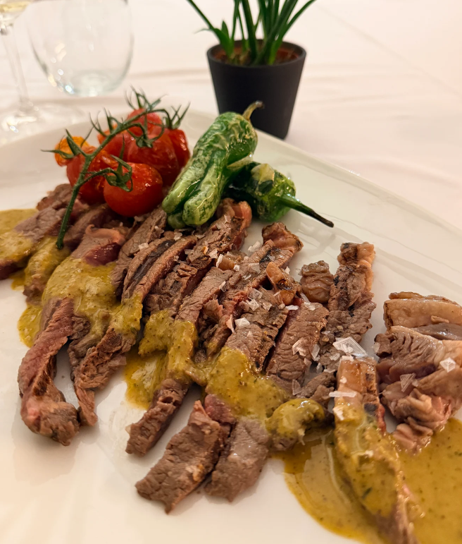 Restaurant Andrea: Gastronomia Creativa a la Massana. Un dels millors restaurants d'Andorra segons Tripadvisor (4.7/5 - Segon "2" de 48 Restaurants a La Massana) Situat al Carrer Costes de Teixidó, 4 a La Massana, el Restaurant Andrea és sinònim de cuina tradicional amb tocs creatius, producte de qualitat prèmium i un tracte excepcional que ha conquerit centenars de comensals locals i turistes. Què ofereix Restaurant Andrea? ✨ Ambient i experiència Espai acollidor i elegant amb toc personal Tractament exquisit - el personal s'interessa realment pel teu gust Accepta gossos, accés discapacitats, reserves fàcils Horari: Diumenge 13 h-15:30 h / 20 h-22:30 h 🍴 Especialitats destacades ⭐ ENTRECOT DE TERNERA MADURADO - El rei de la carta ⭐ ARROZ CALDOSO DE BUEY DE MAR - Nota 10 absoluta ⭐ PULPO A LA BRASA - Perfectament cuit ⭐ PATO CONFITADO - Suculent i tendre ⭐ TARTA DE QUESO PREMIADA - 1r premi Andorra ⭐ MENÚ ANDORRA A TAULA 2025 - Degustació única 🍲 Actualitat 2025: Menú Degustació ANDORRA A TAULA Opinions Xarxes Socials Torrada albergínia fumada + sobrassada + mel Carxofa confitada + cansalada ibèrica Textures calamar de platja + parmentier + curry Risotto arròs i galta baixa temperatura Cremós pastís de formatge (5 sentits!) Per què destaca Restaurant Andrea? ✅ Qualitat/preu excepcional - Pagaràs content ✅ Cuina impecable - Productes frescos ben elaborats ✅ Creativitat controlada - Tradició amb personalitat ✅ Servei 10 - Atenció que marca diferència ✅ Ressenyes 5⭐ - "Millor entrecot Andorra", "Tarta queso” 