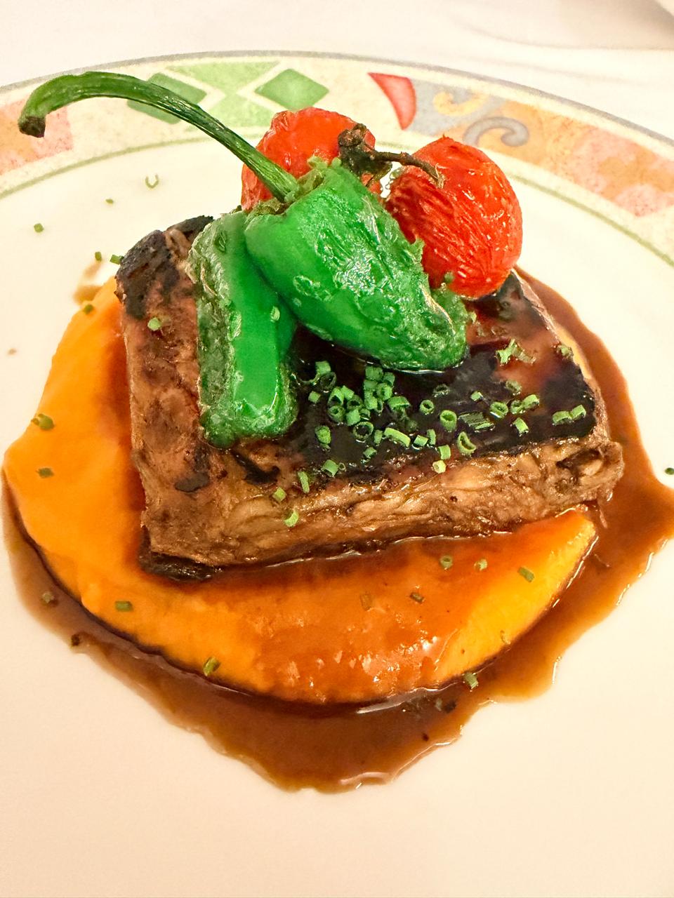 Restaurant Andrea: Gastronomia Creativa a la Massana. Un dels millors restaurants d'Andorra segons Tripadvisor (4.7/5 - Segon "2" de 48 Restaurants a La Massana) Situat al Carrer Costes de Teixidó, 4 a La Massana, el Restaurant Andrea és sinònim de cuina tradicional amb tocs creatius, producte de qualitat prèmium i un tracte excepcional que ha conquerit centenars de comensals locals i turistes. Què ofereix Restaurant Andrea? ✨ Ambient i experiència Espai acollidor i elegant amb toc personal Tractament exquisit - el personal s'interessa realment pel teu gust Accepta gossos, accés discapacitats, reserves fàcils Horari: Diumenge 13 h-15:30 h / 20 h-22:30 h 🍴 Especialitats destacades ⭐ ENTRECOT DE TERNERA MADURADO - El rei de la carta ⭐ ARROZ CALDOSO DE BUEY DE MAR - Nota 10 absoluta ⭐ PULPO A LA BRASA - Perfectament cuit ⭐ PATO CONFITADO - Suculent i tendre ⭐ TARTA DE QUESO PREMIADA - 1r premi Andorra ⭐ MENÚ ANDORRA A TAULA 2025 - Degustació única 🍲 Actualitat 2025: Menú Degustació ANDORRA A TAULA Opinions Xarxes Socials Torrada albergínia fumada + sobrassada + mel Carxofa confitada + cansalada ibèrica Textures calamar de platja + parmentier + curry Risotto arròs i galta baixa temperatura Cremós pastís de formatge (5 sentits!) Per què destaca Restaurant Andrea? ✅ Qualitat/preu excepcional - Pagaràs content ✅ Cuina impecable - Productes frescos ben elaborats ✅ Creativitat controlada - Tradició amb personalitat ✅ Servei 10 - Atenció que marca diferència ✅ Ressenyes 5⭐ - "Millor entrecot Andorra", "Tarta queso”