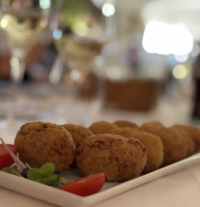 Inici irresistible amb croquetes casolanes, seguit pel melós de vedella o la cua de bou, única i guisada a foc