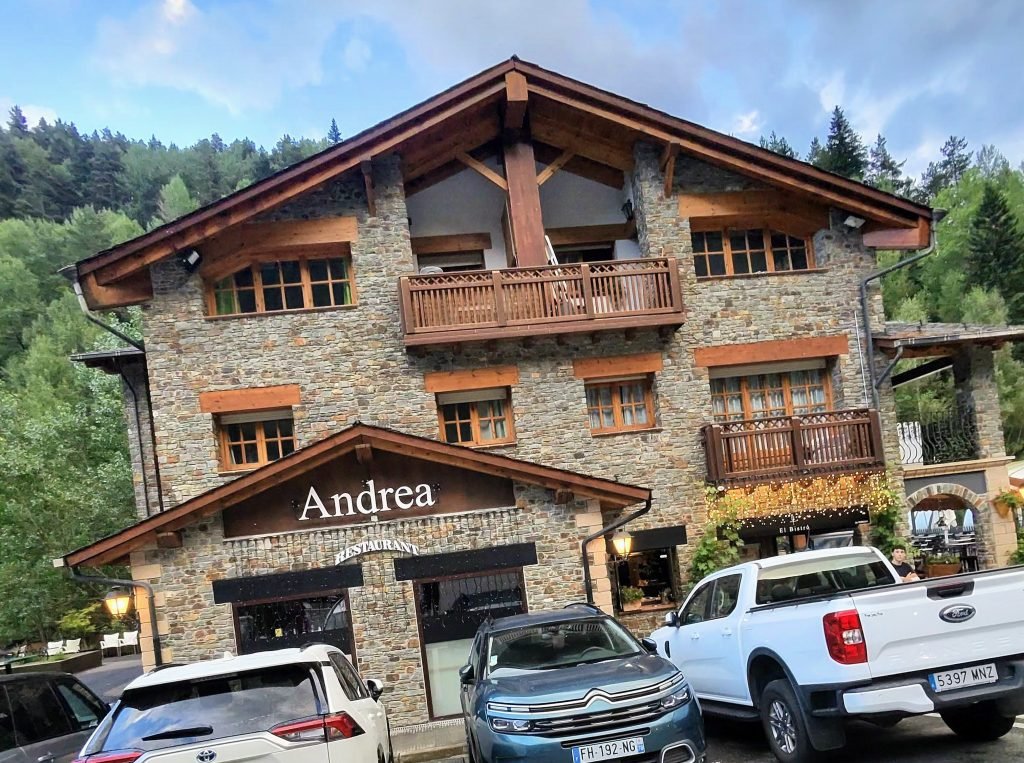 Hola, amics, avui 1 d'octubre l'Andreia comença una nova etapa a la seva vida professional. Ella sola, sense l'ajuda de ningú, ha decidit crear un nou restaurant a La Massana "Restaurant Andrea". El seu nou local a LA MASSANA l'antic Restaurant "Gustus" amb la il·lusió d'una adolescent. L'Andreia Antunez d'origen portuguès, va arribar a aquest gran petit país, ara ja fa molts anys, i se l'ha fet seu amb el suport de la seva filla Andrea, la seva família a Andorra i la seva amiga Sandra la dona amb el cor més gran d'Andorra. Avui dissabte dia 1 a les 7 de la tarda inaugura el seu "futur" com empresària independent. Les persones que l'estimem com si fos una filla, i no ho dic per quedar bé, sinó perquè són 10 anys de contacte gairebé diari, en particular l'Armando i jo, el que escriu aquest petit text. Li desitgem el millor i el més gran dels èxits amb tota la nostra força i energia positiva. Tots sabem que amb l'estimació i la professionalitat amb el que ella ho fa tot, no tenim cap dubte que restaurant Andrea té el futur assegurat per molts anys. Andreia, t'estimem! 